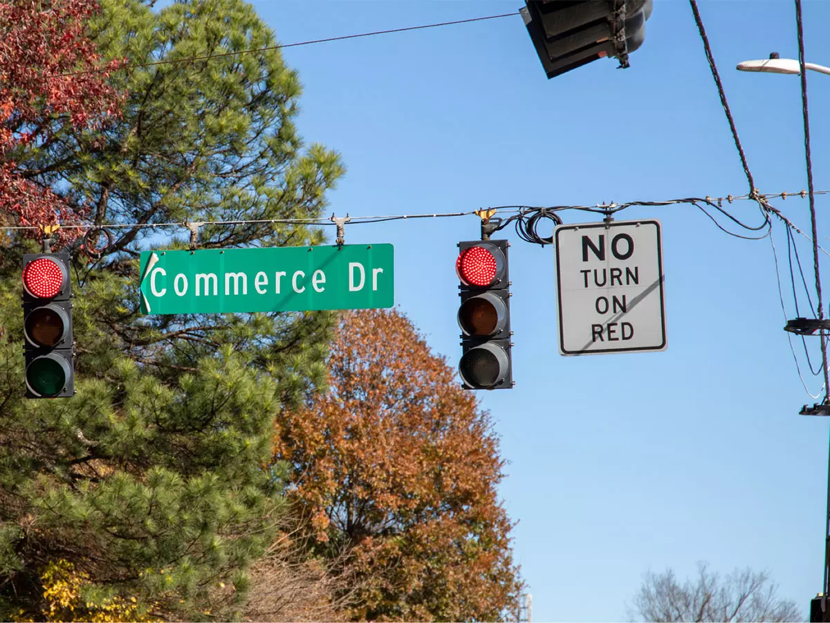 svoltare con il semaforo rosso in USA guidare negli usa svolta a destra con semaforo rosso Stati Uniti