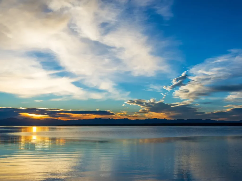 Cosa fare e vedere nel famoso parco di Yellowstone 11 lago yellowstone