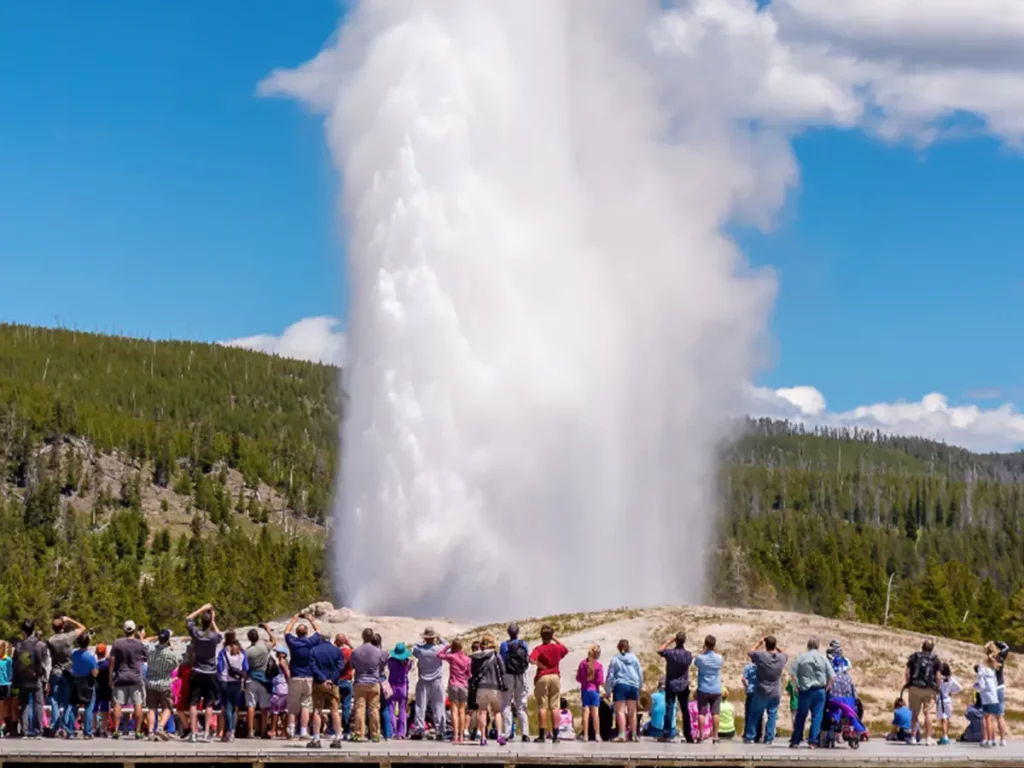 Cosa fare e vedere nel famoso parco di Yellowstone 5 old-faithful-yellowstone