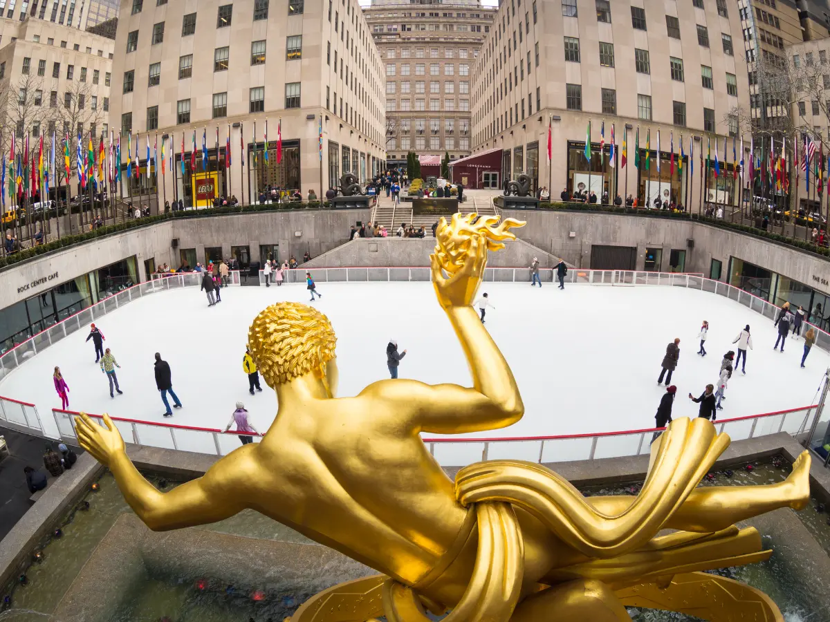 Feste di Natale e Capodanno a New York: esperienze imperdibili per il tuo inverno nella grande mela 18 pattinaggio sul ghiaccio a natale e capodanno newyork