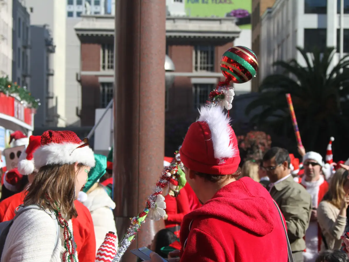 Feste di Natale e Capodanno a New York: esperienze imperdibili per il tuo inverno nella grande mela 19 corsa dei babbi natale a newyork: la santacon