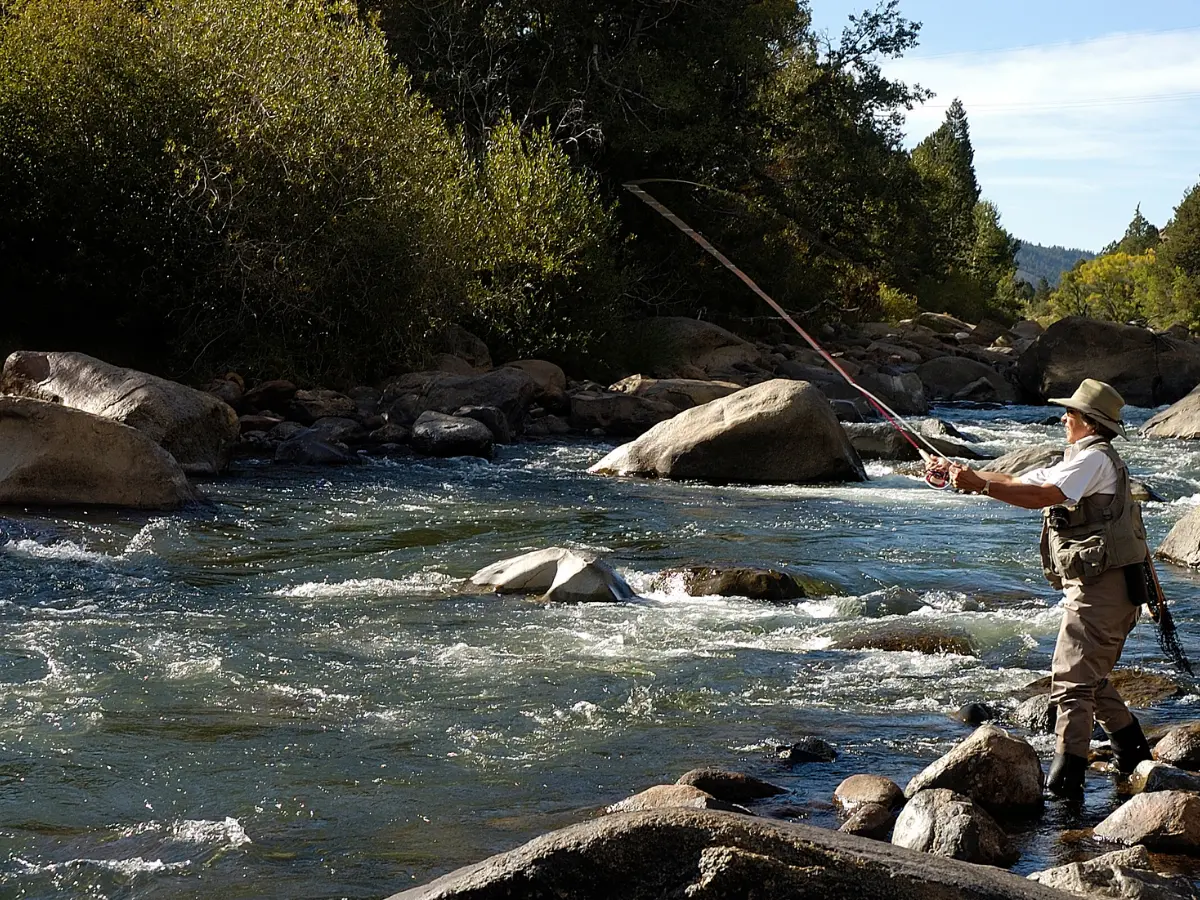 Viaggi di pesca a mosca USA: i luoghi migliori dove praticare questo sport 6 esperienze esclusive per viaggi di pesca a mosca